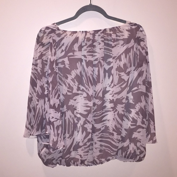 Gray and white blouse - Picture 4 of 4